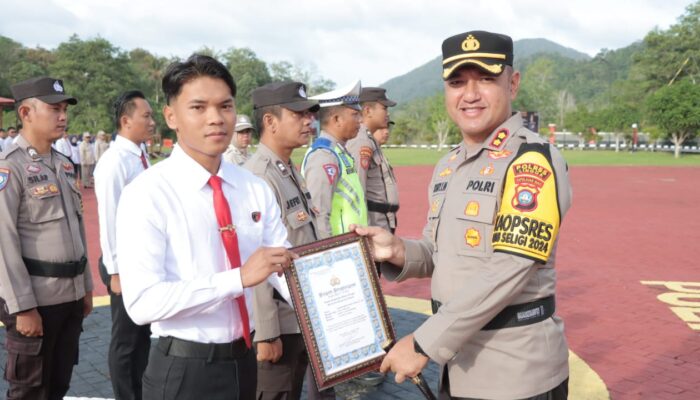 Kapolres Lingga Berikan Penghargaan Anggota Berprestasi di Hari Kesadaran Nasional