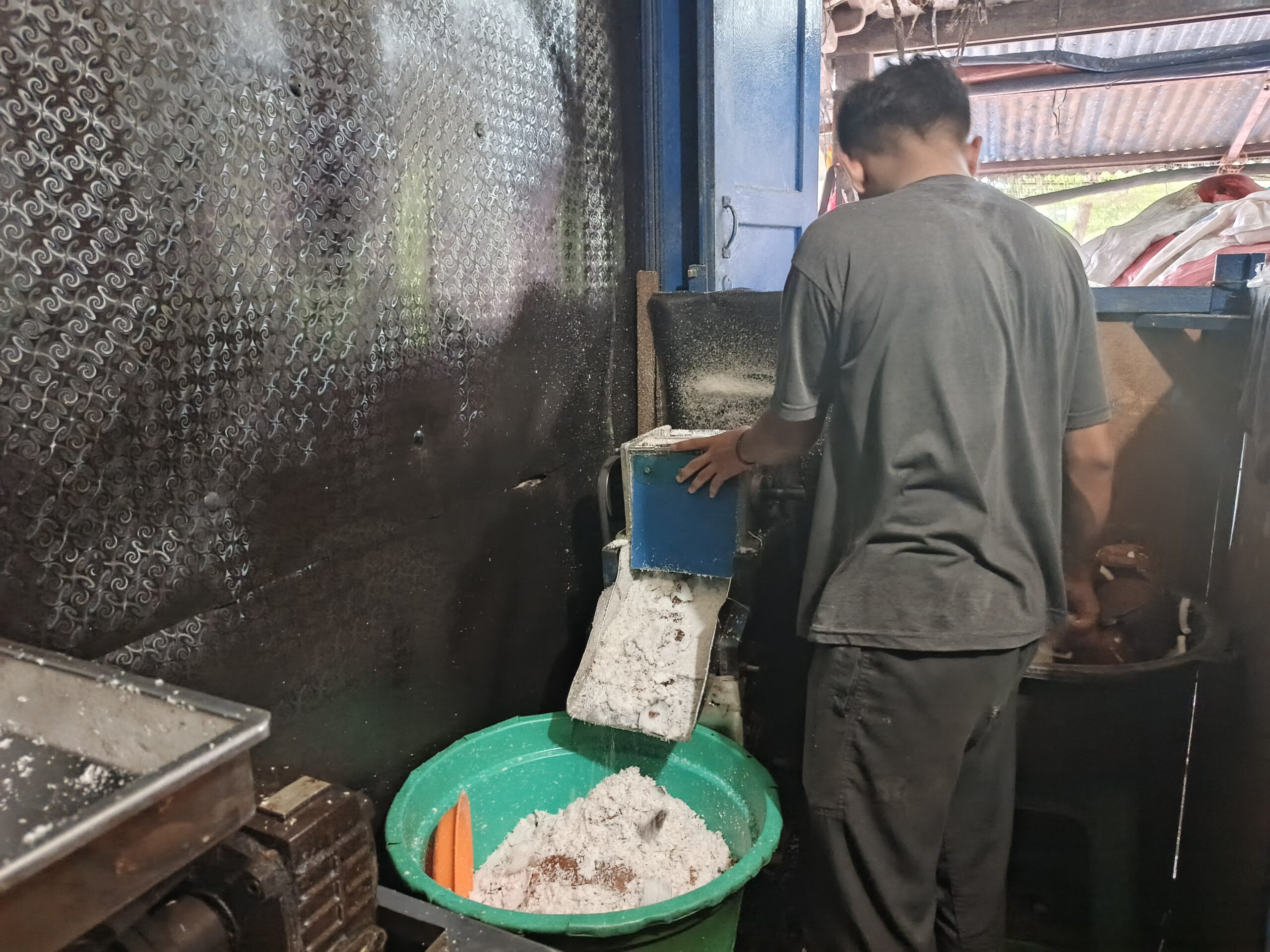 Harga Santan di Tanjungpinang Melonjak Naik, Tembus Rp40 Ribu Tanjungpinang, Kepri – Harga santan kelapa di Kota Tanjungpinang, Kepulauan Riau (Kepri), melonjak tajam pada awal Ramadhan tahun ini. Kenaikan harga ini telah terjadi sejak November 2024 dan terus meningkat hingga saat ini. Bambang Triyono, seorang pedagang santan di Tanjungpinang, menjelaskan bahwa harga santan terus naik secara bertahap sejak November lalu. “Harga awalnya Rp22.000, lalu naik menjadi Rp25.000, dan kini mencapai Rp40.000 per kilogram,” ujarnya. Menurutnya, persaingan ekspor kelapa dari daerah asal seperti Natuna menjadi penyebab utama lonjakan harga santan. “Kenaikan ini terjadi karena harga ekspor semakin tinggi. Jika mengikuti harga ekspor, stok memang aman, tetapi harganya ikut naik,” jelas Bambang. Ia menegaskan bahwa harga santan saat ini merupakan yang tertinggi dalam beberapa tahun terakhir. “Tahun-tahun sebelumnya harganya tidak melebihi Rp25.000, bahkan maksimal hanya Rp22.000-Rp23.000,” katanya. Meskipun harga meningkat, permintaan santan di pasaran tetap stabil. Namun, para konsumen tetap mengeluhkan kenaikan harga yang cukup drastis. “Mereka pasti mengeluh, karena ini termasuk kenaikan harga tertinggi,” ujar Bambang. Dalam sehari, Bambang mengolah sekitar 500 butir kelapa untuk dijadikan santan. Saat ini, harga kelapa dari kebun di Natuna berkisar antara Rp8.000 hingga Rp9.000 per butir, tergantung biaya transportasi. "Selain dari Natuna, pedagang sebenarnya bisa mendapatkan pasokan kelapa dari daerah lain seperti Jambi dan Riau. Namun, untuk sementara, kami masih bergantung pada Natuna," tambahnya. (Aji) Buat judul yang berbeda