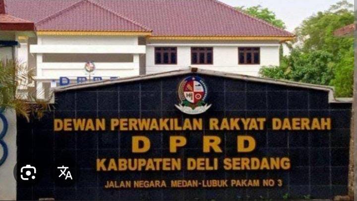 Rakyat Makin sengsara , Perjalanan Dinas SPPD Ketua DPRD Deliserdang mencapai milyaran Deli Serdang,- Di tengah suasana yang penuh kegelisahan terkait kritik tajam terhadap fungsi dan peran legislatif sebagai wakil rakyat, sikap nyata tergambar dalam aksi demo mahasiswa yang turun ke jalan, Rakyat Makin Sengsara Akibat susah nya mencari pekerjaan dan sulitnya kehidupan saat ini Fenomena ini tidak terlepas dari kekecewaan mendalam terhadap amanah yang dipercayakan oleh rakyat kepada para anggota legislatif, yang tampaknya jauh menyimpang dari harapan dan ekspektasi masyarakat, Rabu (27/08/2025) Baru-baru ini, pernyataan tegas dilontarkan oleh sekelompok mahasiswa yang tergabung dalam Solidaritas Independen Mahasiswa Anti Korupsi (SIMAK), menyangkut penggunaan anggaran negara yang dianggap boros serta gagal memberikan manfaat substansial bagi masyarakat Mereka menyoroti alokasi anggaran untuk perjalanan dinas yang tercantum dalam Surat Perintah Perjalanan Dinas (SPPD), yang mencapai angka fantastis sebesar Rp 1.125.425.489 bagi Ketua DPRD Kabupaten Deli Serdang, Provinsi Sumatera Utara. Sementara itu, Wakil Ketua DPRD memperoleh SPPD dengan nilai berkisar antara 400 juta hingga 700 juta rupiah. Anggota DPRD lainnya pun mendapatkan anggaran perjalanan dinas mulai dari puluhan juta hingga ratusan juta rupiah, sehingga total pagu anggaran SPPD DPRD Deli Serdang diperkirakan menembus puluhan miliar rupiah. Dikutip dari media online Sumut.net Red..Menanggapi permasalahan tersebut, Ketua Dewan Pimpinan Wilayah (DPW) Solidaritas Independen Mahasiswa Anti Korupsi Sumatera Utara (DPW – SIMAK Sumut), Bung Reza H, secara lugas mengecam penggunaan anggaran perjalanan dinas yang mencengangkan tersebut, terutama angka yang paling mencolok, yakni SPPD Ketua DPRD Deli Serdang. Menurutnya, angka yang fantastis ini amat tidak beralasan dan berpotensi melanggar ketentuan hukum, apalagi di tengah kondisi ekonomi masyarakat yang tengah mengalami kesulitan. Reza menegaskan bahwa pemborosan dana rakyat untuk perjalanan dinas merupakan bentuk penghianatan terhadap amanah konstitusional. “Nilai SPPD miliaran rupiah ini sangat janggal. Tanpa adanya transparansi yang memadai, publik berhak mencurigai adanya rekayasa, mark-up, bahkan potensi tindak pidana korupsi. Ini bukan sekadar persoalan administratif, melainkan telah memasuki ranah pidana apabila ditemukan indikasi fiktif. Terlebih lagi, anggaran tersebut sama sekali tidak menghasilkan manfaat nyata bagi masyarakat,” tegas Reza dengan nada penuh ketegasan. Selain itu, Reza mengungkapkan bahwa minimnya transparansi dan akuntabilitas menjadi permasalahan serius yang harus segera diatasi. DPW SIMAK Sumut menilai DPRD Deli Serdang gagal dalam memenuhi prinsip keterbukaan informasi publik sebagaimana diatur dalam Undang-Undang No. 14 Tahun 2008. Ketiadaan publikasi laporan rinci yang memuat tujuan perjalanan, durasi kegiatan, maupun manfaat yang diperoleh demi kepentingan rakyat justru memperburuk situasi dan menguatkan kecurigaan masyarakat. Lebih jauh, Reza juga menyoroti bahwa besarnya anggaran perjalanan dinas tersebut bertentangan dengan amanat Undang-Undang No. 23 Tahun 2014 tentang Pemerintahan Daerah, yang mewajibkan pengelolaan keuangan daerah dilaksanakan secara efisien, efektif, dan berpihak kepada rakyat. “Ketika masih banyak rakyat yang kesulitan mencari nafkah, pejabat justru memboroskan uang miliaran rupiah untuk perjalanan dinas. Tindakan ini jelas tidak berperikemanusiaan serta mencederai rasa keadilan sosial,” tambah Reza dengan penuh keprihatinan. Ia pun menegaskan, apabila terbukti ada praktik SPPD fiktif atau mark-up, hal tersebut termasuk tindak pidana korupsi sesuai dengan Undang-Undang No. 31 Tahun 1999 juncto Undang-Undang No. 20 Tahun 2001. Oleh karena itu, mereka mendesak aparat penegak hukum untuk segera bertindak mengusut tuntas kasus tersebut. Menurut Reza, krisis kepercayaan publik yang saat ini semakin parah hanya akan melebar tanpa penindakan yang serius, memperdalam jurang pemisah antara DPRD dan masyarakat luas. “Legitimasi DPRD akan hancur berkeping-keping jika praktik pemborosan dan dugaan korupsi ini tidak segera diselesaikan secara transparan dan tegas. Jangan salahkan rakyat apabila kepercayaan terhadap lembaga legislatif sungguh-sungguh terkikis habis,” pungkas Reza dengan nada serius penuh peringatan. Sementara itu, Ketua DPRD Deli Serdang, Zakky Shahri, ketika dimintai tanggapan melalui telepon seluler pada Rabu, 27 Agustus 2025, belum memberikan pernyataan resmi dan terkesan membisu alias bungkam.