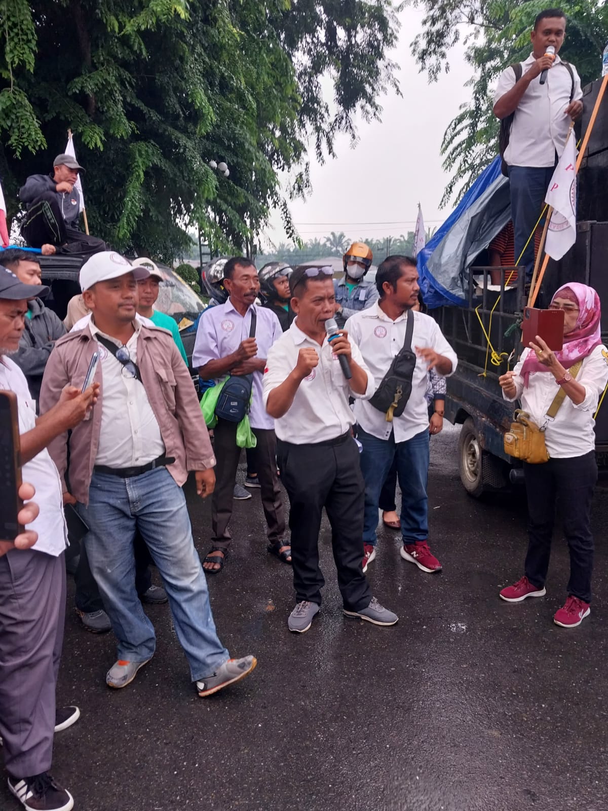 Soroti Biaya Perjalanan Dinas Ketua DPRD Deliserdang, (AMPK) Lakukan Unjukrasa , Ketua DPRD Menghilang tanpa Kabar