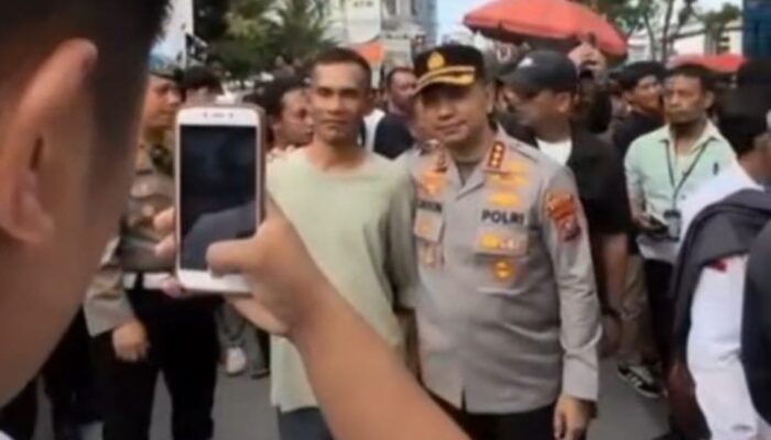 Kombes Calvijn bersama Polwan Polda Sumut Humanis Pengamanan Unras di Kantor Gubsu