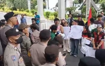 Demo di Siantar Massa Tembus Barikade Pengamanan
