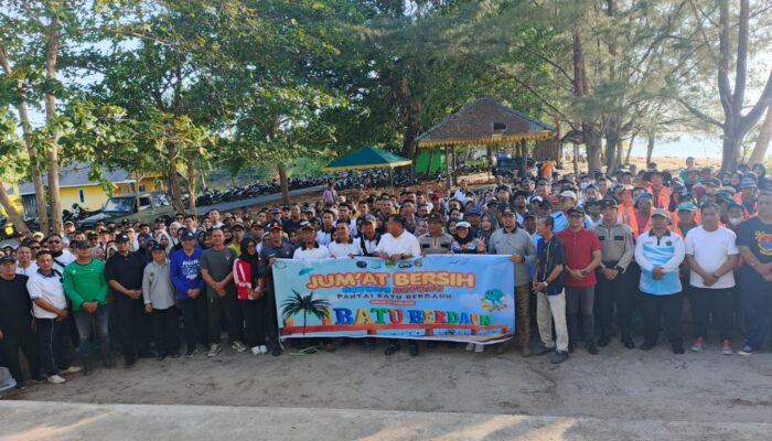 Kejari Lingga Inisiasi Gotong Royong di Pantai Dabo Singkep