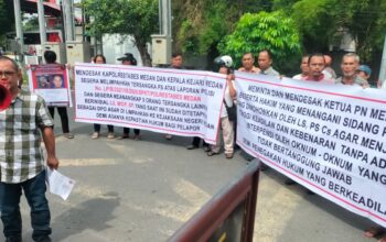 Massa Aksi Keluarga Korban Penganiayaan Brutal Meminta Polrestabes Medan Secepatnya Menyerahkan Tersangka