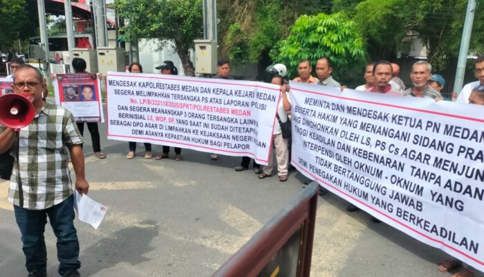Massa Aksi Keluarga Korban Penganiayaan Brutal Meminta Polrestabes Medan Secepatnya Menyerahkan Tersangka