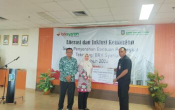 Bank Riau Kepri Syariah Tunjukkan Kepedulian Literasi Serta Serahkan Bantuan Perangkat Teknologi