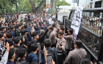 Kapolrestabes Medan Arahkan Personel Tetap Humanis dalam Pengamanan Aksi KBMN di DPRD Sumut