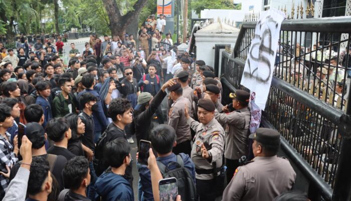 Kapolrestabes Medan Arahkan Personel Tetap Humanis dalam Pengamanan Aksi KBMN di DPRD Sumut