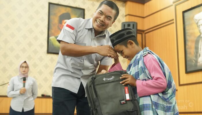 Tetap Tersenyum, Usai Khitanan Massal Anak-Anak Dapat Hadiah di Bulan Bakti HUT ke-50 PT TIMAH di Kundur