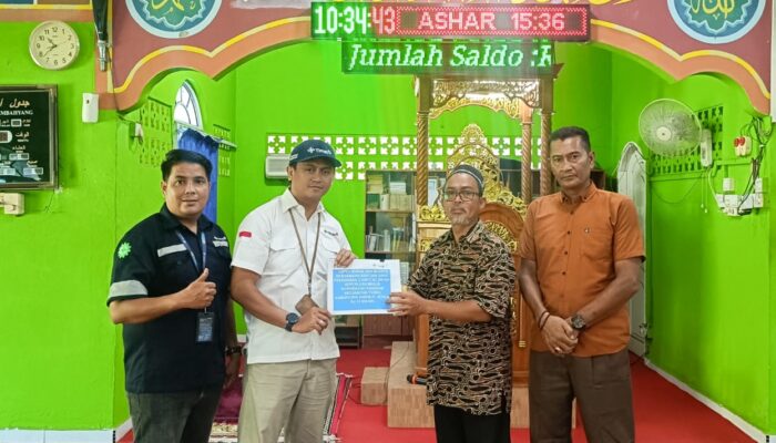 Berikan Kenyamanan Jemaah Masjid Nur Hidayah, PT Timbah Berikan Bantuan