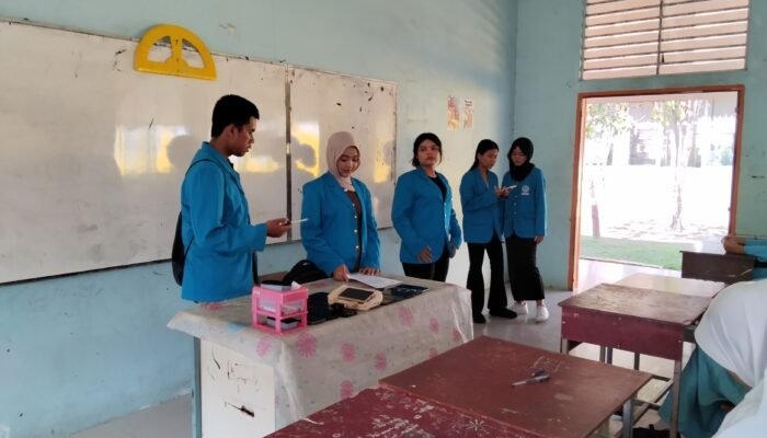 Atasi Keterbatasan Alat Praktikum, Prodi Kimia UMRAH Latih Siswa MAN Tanjungpinang Ekstrak Indikator Asam Basa Alami
