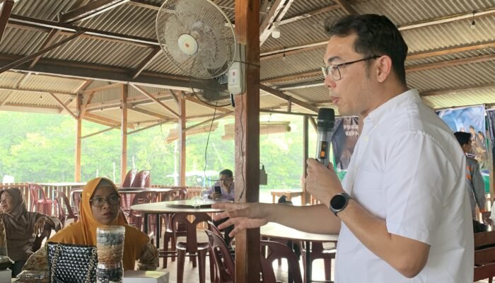 Solusi Cerdas Atasi Air Keruh: Prodi Kimia UMRAH Ajarkan Warga Sei Ladi Sulap Canggkang Gonggong Jadi Filter Air Mandiri