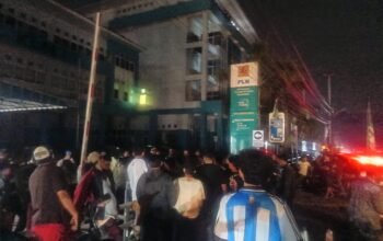 Warga Datangi Kantor PLN ULP Bakar Batu, Desak Listrik Tanjungpinang Segera Normal