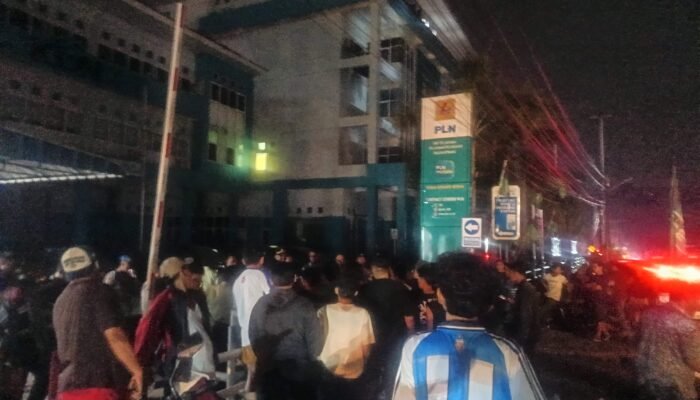 Warga Datangi Kantor PLN ULP Bakar Batu, Desak Listrik Tanjungpinang Segera Normal